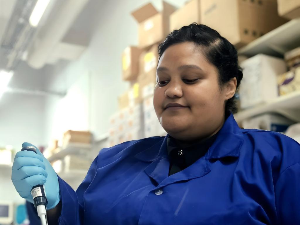 Fiona in Lab
